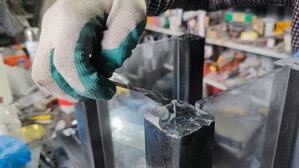 Наносим клей на все соединения