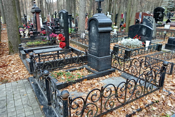 Массивная мемориальная стела с округлым сводом
