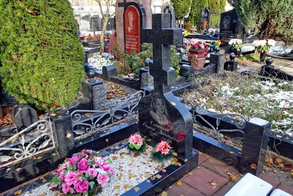 Низкое надгробье с вырезанным из гранита православным крестом
